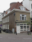 908766 Gezicht op het winkelhoekpand Breedstraat 2 te Utrecht, met links het Predikherenkerkhof.N.B. bouwjaar: 1650ca. ...